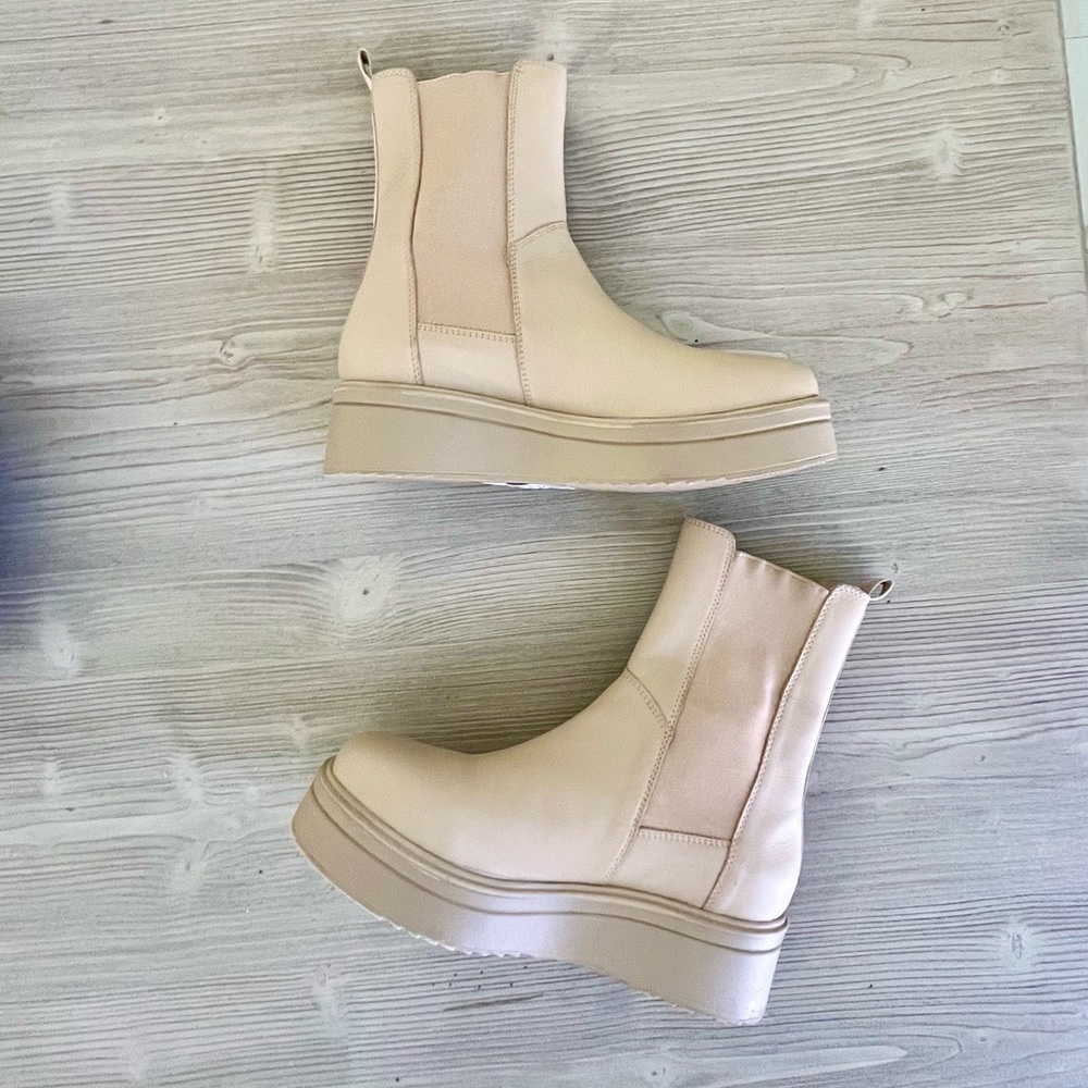 STEVE MADDEN-  Clarisa Chelsea Boot in color sand